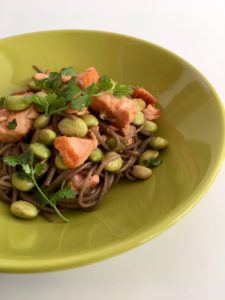 POhankové nudle soba s lososem a edamame